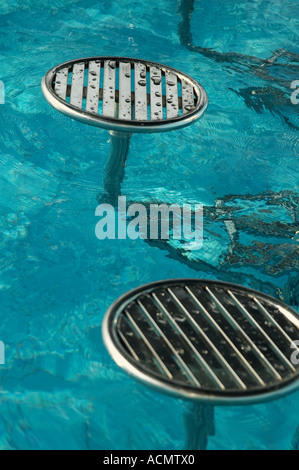 Tour des objets en argent dans l'eau Banque D'Images