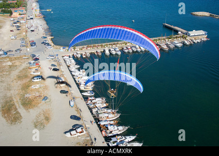 Deux parapentistes survolant bateaux powered amarrés dans Buyukcekmece aerial au sud-ouest de la Turquie Istanbul Banque D'Images