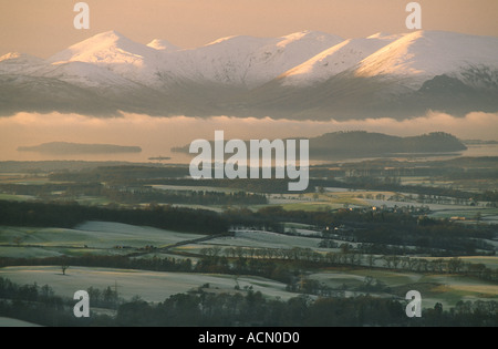 Vue de Loch Lomond et les collines de Luss les collines de Campsie Colline Dumgoyne Stirlingshire UK Banque D'Images