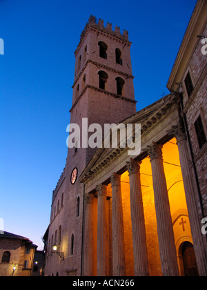 Tempio di Minerva un temple romain de l'époque augustéenne, dans la Piazza del Comune Ombrie Assisi Italie Banque D'Images