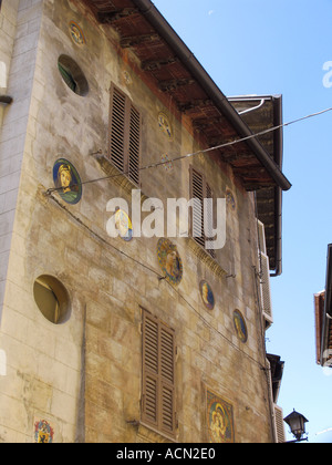 Extérieur de maison à Deruta Italie avec médaillons peints colorés et volets probablement de l'époque Romaine Banque D'Images