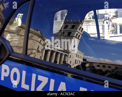 Reflète dans la fenêtre d'une voiture de police sont le Palazzo del Capitano del Popolo et Tempio di Minerva un temple romain de l'A Banque D'Images