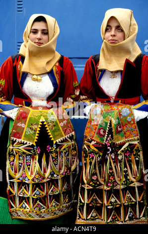 Élaborer des costumes traditionnels sont portés par la population locale à Cavalcata Sarda festival annuel parade à Sassari, Sardaigne, Italie Banque D'Images