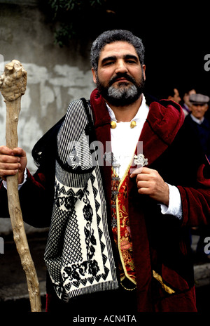 Élaborer des costumes traditionnels sont portés par la population locale à Cavalcata Sarda festival annuel parade à Sassari, Sardaigne, Italie Banque D'Images