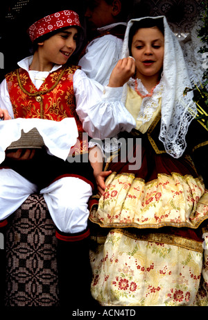 Élaborer des costumes traditionnels sont portés par la population locale à Cavalcata Sarda festival annuel parade à Sassari, Sardaigne, Italie Banque D'Images