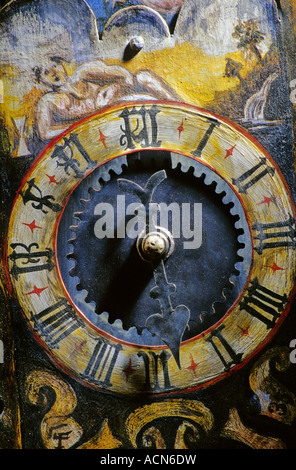 Une vieille horloge avec chiffres arabes peints Banque D'Images