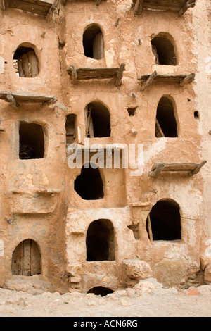 Kabaw, la Libye. Grenier berbère fortifié, ouvertures à l'Intérieur, de l'entreposage des Chambres. Banque D'Images