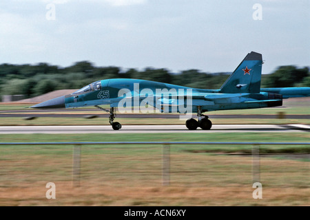 Le russe Sukhoi Su-27 FLANKER fighter jet qui décolle de la Farnborough en Angleterre en 2000. Banque D'Images