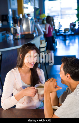 Young couple in cafe Banque D'Images