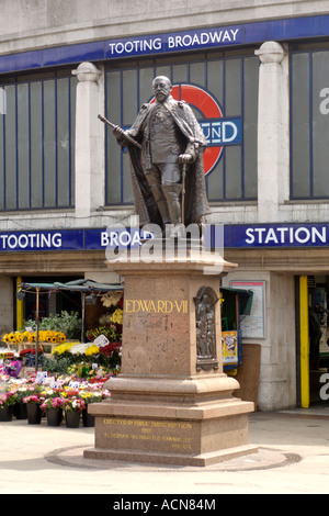 Statue du roi Édouard VII en dehors de la station de métro Tooting Broadway à Londres. Banque D'Images