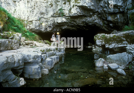 Deux spéléos debout dans la plus grande grotte d'entrée dans le pays de Galles Pays de Galles du sud de Porth yr Ogof UK Banque D'Images