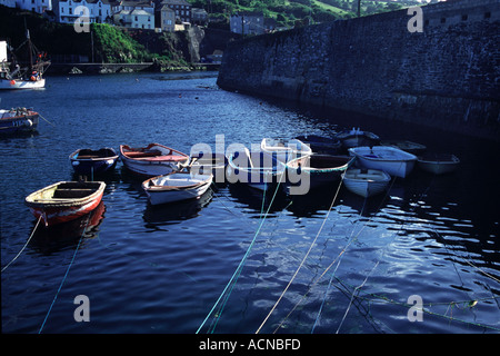 Petits bateaux de pêche ou les offres sont amarrés au mur du port par des cordes Banque D'Images