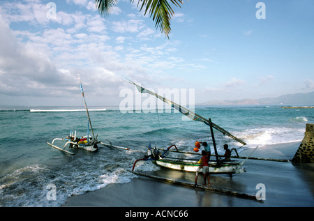 Indonésie Bali Candi Dasa lancement de bateaux de pêche de la plage Banque D'Images