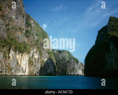 Thaïlande l'île de Phi Phi Leh falaise calcaire abrupte Banque D'Images