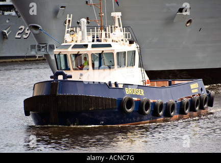 Un remorqueur HMS Daring de remorquage son accostage au chantier BAE Glasgow, Écosse. Banque D'Images