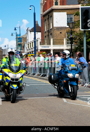 La police britannique et la police du gendarme français en passant par les cavaliers d'escorte moto Kent Gravesend pendant le Tour de France 2007 Banque D'Images