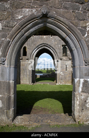 Regardant à travers les arcades en ruines à St Marys Prieuré Augustin sur l'île de Devenish Banque D'Images