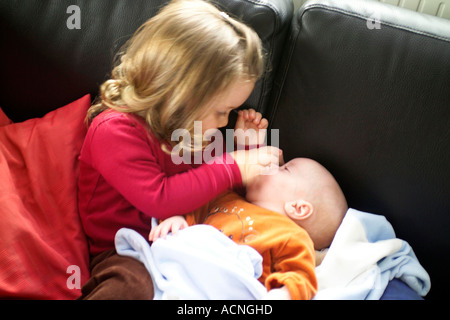 Petite fille avec bébé Banque D'Images