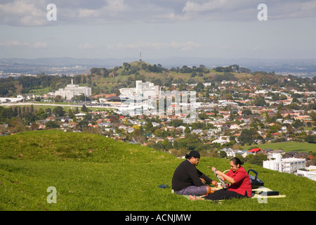 Visiteurs pique-nique sur le mont Eden dormant Maungawhau Domaine sommet mondial sur le cratère cône volcanique de la plus haute colline dans la ville d'Auckland Banque D'Images