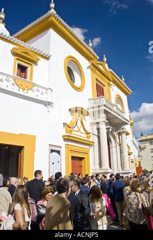 Du vrai Mastranza façade des arènes de corrida sur un soir en avril Feria, Séville, Espagne Banque D'Images