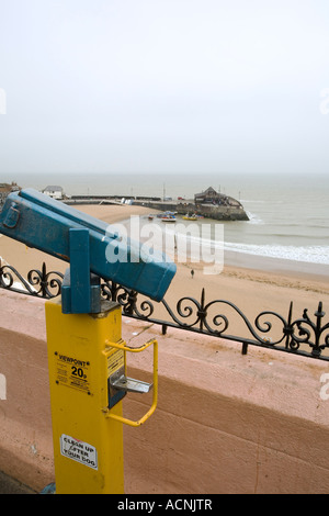 Jumelles au-dessus de la télé à Broadstairs, Kent front Banque D'Images