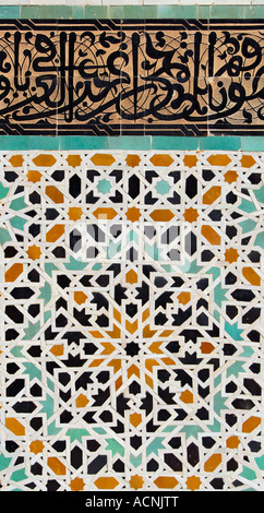 Calligraphie islamique et zelliges (Mosaïque) à (Bou Inania Medersa Bouanania) (madrasa) dans la Médina de Fes (fez), Maroc Banque D'Images