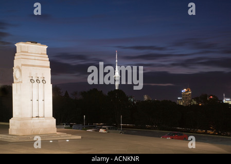 La Seconde Guerre mondiale, la Cour d'honneur du cénotaphe à l'extérieur musée illuminée la nuit à Auckland Domain Banque D'Images