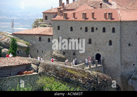Groupe de touristes les gens à l'entrée pour visiter le monastère de St Stephens dans la région des météores rock pinnacles & monastères au-dessus de la ville de Kalambaka en Grèce UE Banque D'Images