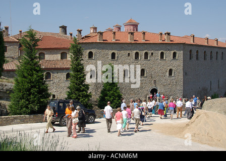 Groupe de touristes les gens à pied vers le Monastère grec de Saint Stephen entrée dans la région des météores rock pinnacles & monastères au-dessus de Kalambaka Grèce Banque D'Images