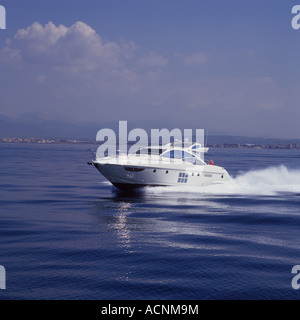 Azimut 62S Luxury Motor Yacht en cours dans la baie de Palma, Majorque, Îles Baléares Banque D'Images