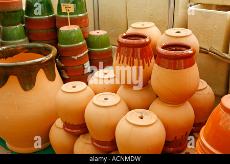 Pots assortis dans un magasin. Luchon (France) Banque D'Images