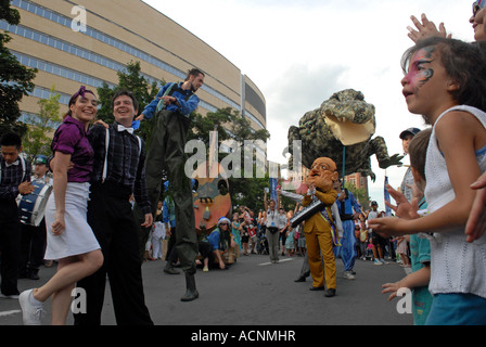 Les artistes interprètes ou exécutants dans la rue au cours de l'exécution de Festival International de Jazz de Montréal Banque D'Images