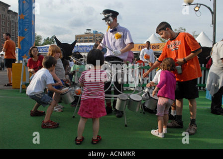 Les enfants s'amuser au festival de Jazz de Montréal Banque D'Images