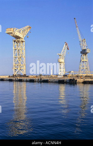 Trois grandes grues du port de La Ciotat, Côte d'Azur. Banque D'Images