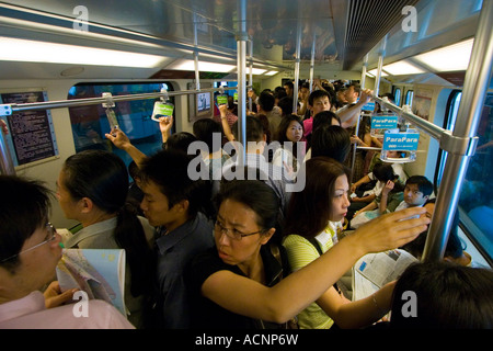 Métro de Shanghai train bondé à l'intérieur du transport en commun rapide système de métro de Shanghai Chine Banque D'Images