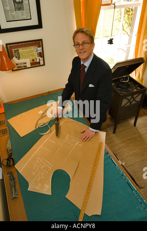 Celebrity Savile Row tailor et blogueur Thomas Mahon à sa base Carlisle Warwick Hall, Cumbra uk Banque D'Images