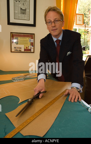 Celebrity Savile Row tailor Thomas Mahon travaillant à sa base de Carlisle dans Cumbra uk Banque D'Images