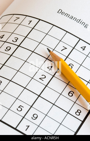 Crayon sur un numéro japonais sudoku puzzle avec l'étiquette indiquant la façon dont ces défis exigeants puzzles addictives peuvent être Banque D'Images