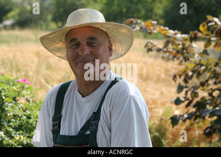 Vieil homme avec chapeau de paille - Älterer Mann mit Sonnenhut Banque D'Images
