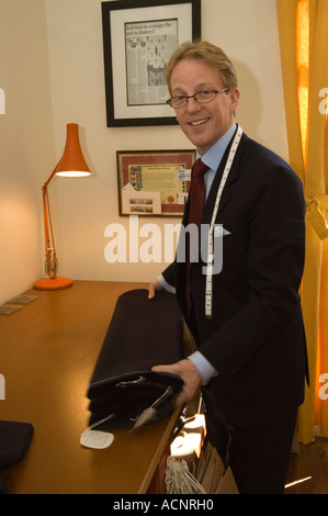 Celebrity Savile Row tailor et blogueur Thomas Mahon à sa base Carlisle Warwick Hall, Cumbra uk Banque D'Images