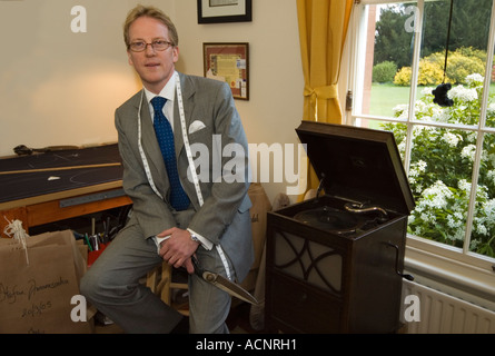 Celebrity Savile Row tailor et blogueur Thomas Mahon à sa base Carlisle Warwick Hall, Cumbra uk Banque D'Images