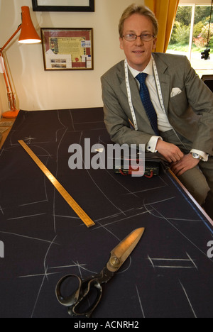 Celebrity Savile Row tailor et blogueur Thomas Mahon à sa base Carlisle Warwick Hall, Cumbra uk Banque D'Images