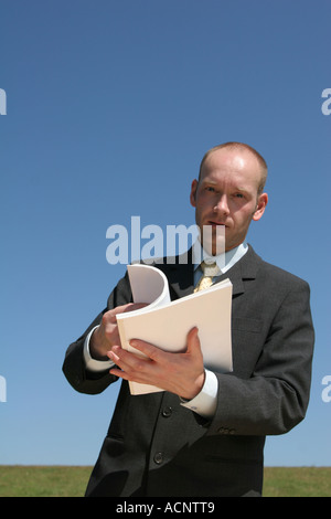 Homme d'affaires est la lecture d'un rapport annuel - Geschäftsmann liest Banque D'Images
