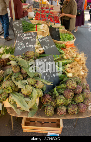 Les artichauts en vente sur un marché français, ministère de l'Herault Languedoc Roussillon région du sud de la France. Banque D'Images