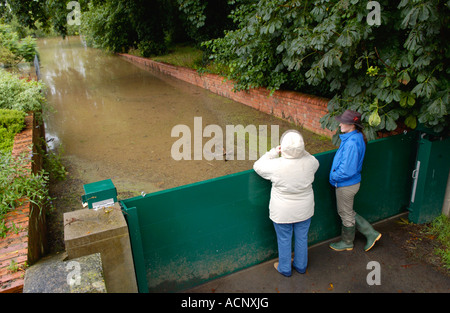 La porte d'inondation à Deerhurst Gloucestershire Angleterre Royaume-uni empêche la montée des eaux du fleuve Severn après les pluies prolongées Banque D'Images