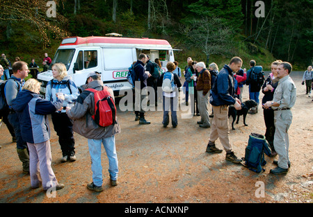 Les marcheurs qui prennent part à la vraie bière Ramble Walking Festival arrêter pour une pause de la biere près de Llanwrtyd Wells Powys Pays de Galles UK Banque D'Images