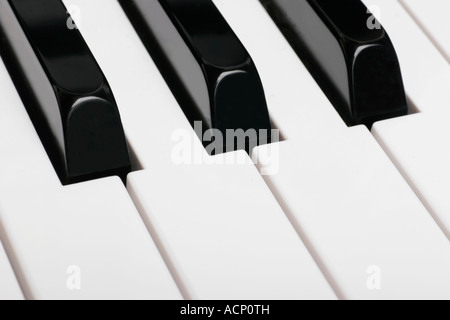 Le noir et blanc touches piano close up Banque D'Images
