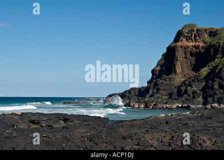Une scène d'une côte rocheuse avec des vagues venant en Banque D'Images