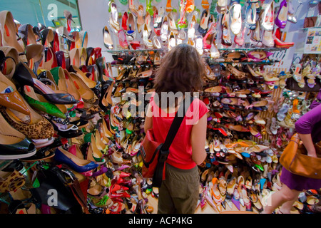 Jeune femme Shopping dans un magasin de chaussures, Hong Kong Banque D'Images