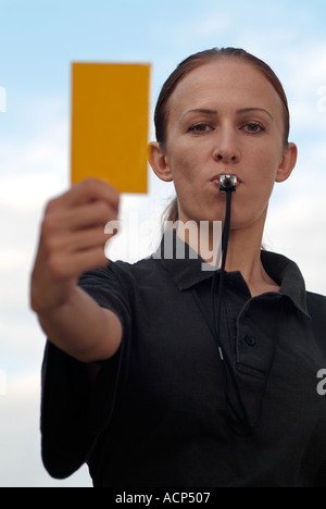 Arbitre de Football Féminin montrant une carte jaune Banque D'Images